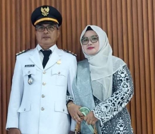 Camat Batahan bersama istri usai pelantikan di kantor bupati Madina.
