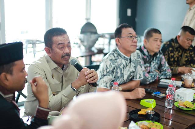 Bupati Mandailing Natal (Madina) H. Saipullah Nasution menginisiasi pertemuan Kepala Daerah se-Tabagsel membahas peningkatan layanan transportasi bandara. 