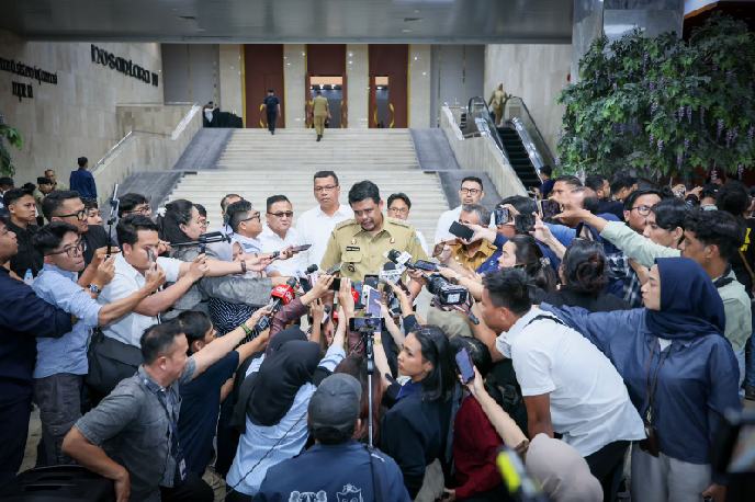 Gubernur Sumut Bobby Nasution saat diwawancarai wartawan di Jakarta, Senin (25/5/2026), usai berkoordinasi dengan pihak PLN terkait pemulihan sistem kelistrikan.