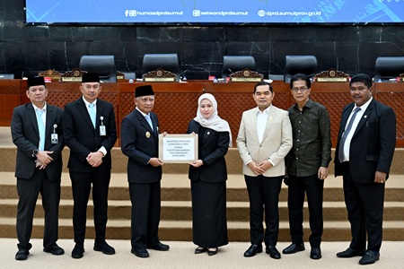 Wakil Gubernur Sumatera Utara (Sumut) Surya, didampingi Pj Sekdaprov Sumut Sulaiman Harahap mengikuti Rapat Paripurna Pengesahan dan Penyampaian Keputusan DPRD Sumut tentang Rekomendasi terhadap LKPj Gubernur Sumut Akhir TA 2025, di Gedung DPRD Sumut, Jalan Imam Bonjol Medan, Senin (11/5/2026). Foto/Diskominfo Sumut