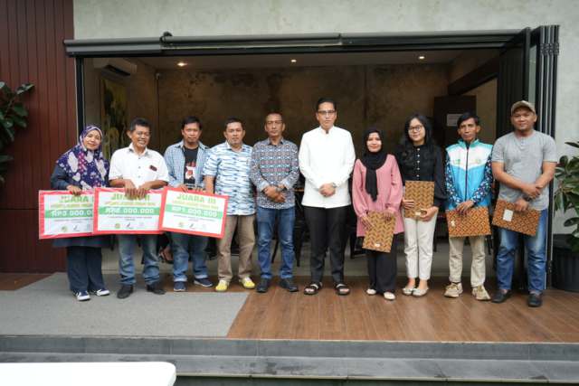 Wali Kota Medan Rico Tri Putra Bayu Waas didampingi Ketua KoJAM Joko Irawan dan Ketua Panitia Lomba Karya Tulis Jurnalis, Zainul Abdi Nasution diabadikan bersama pemenang lomba karya tulis Jurnalis, Manna Space, jalan Sei Muara, Kec. Medan Baru, Sabtu (8/3/2025).