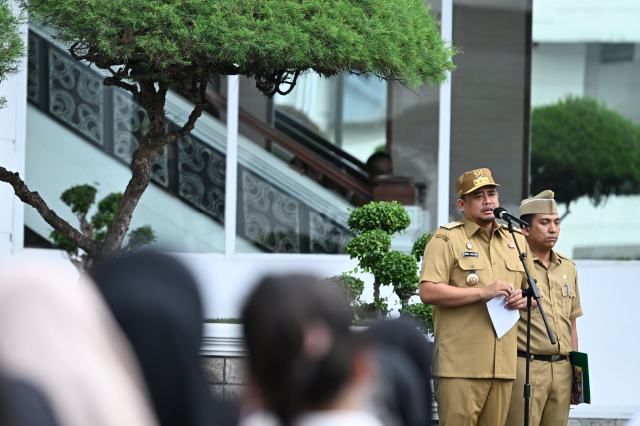 Gubernur Sumut, Bobby Afif Nasution memimpin Apel Perdana pada hari pertama bekerja setelah libur panjang Hari Raya Idulfitri 1446 H, di Lapangan Upacara Kantor Gubernur Sumut, Jalan Diponegoro 30 Medan, Selasa (8/4/2025). Foto/Diskominfo Sumut