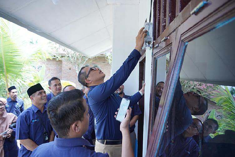 General Manager PLN UID Sumut saat melakukan pengisian token listrik rumah Muhammad Suardi.