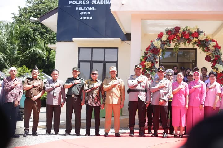 Foto bersama saat kunjungan ke Mandailing Natal.