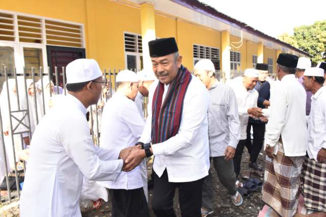 Bupati Madina H Saipullah Nasution bersama para ulama.