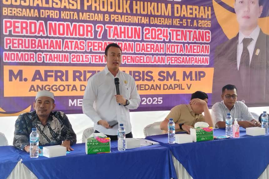 IMG20250525105056 Anggota DPRD Medan Afri Rizki Lubis saat melaksanakan Sosialisasi Produk Hukum Perda Nomor 7 Tahun 2024 Tentang Perubahan Atas Peraturan Daerah Kota Medan Nomor 6 Tahun 2015 Tentang Pengelolaan Persampahan, di Jalan Langgar, Kelurahan Sari Rejo, Kecamatan Medan Polonia, Kota Medan, Minggu (25/5/2025) pagi.