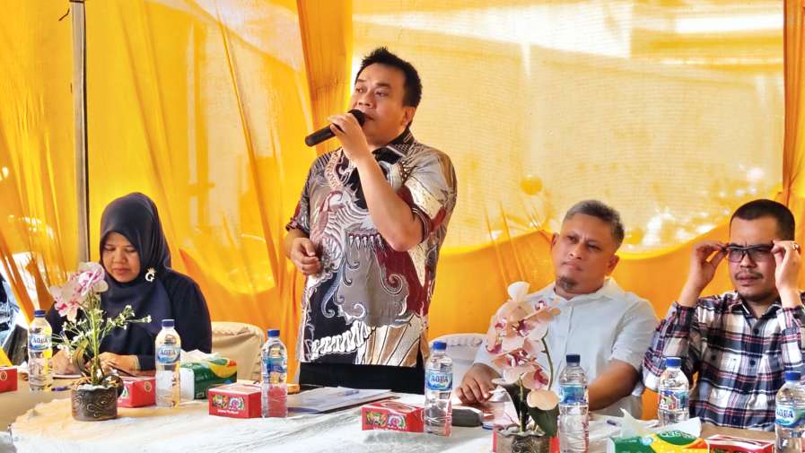 Wakil Ketua DPRD Medan Zulkarnaen S saat melaksanakan Sosialisasi Perda No. 3 Tahun 2021 tentang Penyelenggaraan Administrasi Kependudukan di Jalan Bersama Lingkungan III, Kelurahan Tembung, Kecamatan Medan Tembung, Sabtu (10/5/2025).