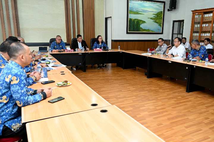 Plt Kepala Dinas Kebudayaan, Pariwisata dan Ekonomi Kreatif (Disbudparekraf) Sumut Dikky Anugerah memimpin Rapat Finalisasi Kegiatan Sosialisasi dan Edukasi Toba Caldera UNESCO Global Geopark, Persiapan Kegiatan Gerakan Hijaukan Danau Toba di Aula Kantor Disbudparekraf Sumut, Jalan Rumah Sakit Haji, No. 10A, Deliserdang, Senin (2/6/2025). Turut hadir pada Rapat Tersebut, Plt. Kepala Dinas Kominfo Sumut Porman Mahulae, dan Perwakilan OPD terkait pelaksanaan kegiatan tersebut.