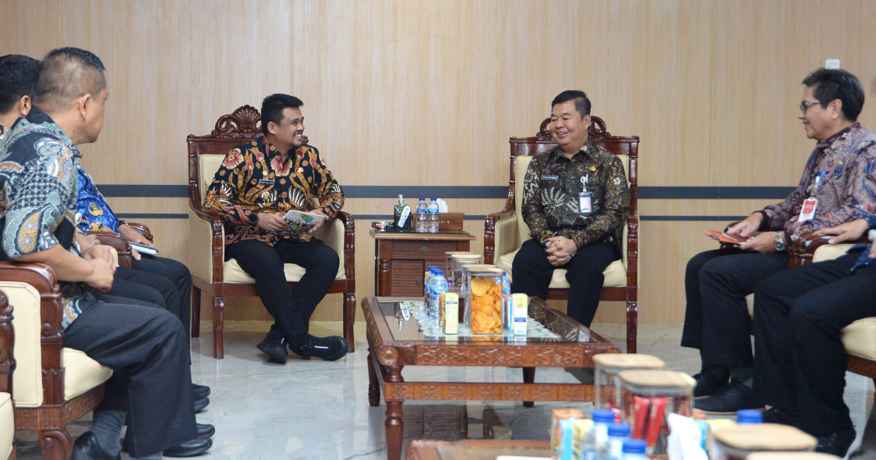 Gubernur Sumatera Utara (Sumut) Bobby Nasution menerima kunjungan Dirjen Kependudukan dan Catatan Sipil Kementerian Dalam Negeri di Ruang Kerja Lantai 10 Kantor Gubernur Sumut Jalan Diponegoro Kota Medan, Kamis (17/7).