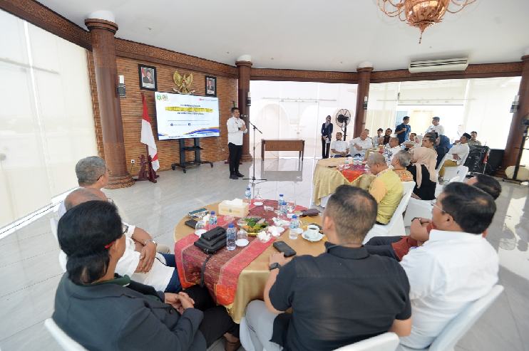 Gubernur Sumatera Utara (Sumut) Bobby Nasution bersilaturahmi dan berdiskusi dengan Ketua dan Wakil Ketua DPRD Provinsi Sumut beserta dengan seluruh Ketua Fraksi DPRD Provinsi Sumut di Anjungan Lantai 9 Kantor Gubernur Sumut Jalan Diponegoro, Kota Medan, Rabu (6/8/2025). Foto/Diskominfo Sumut