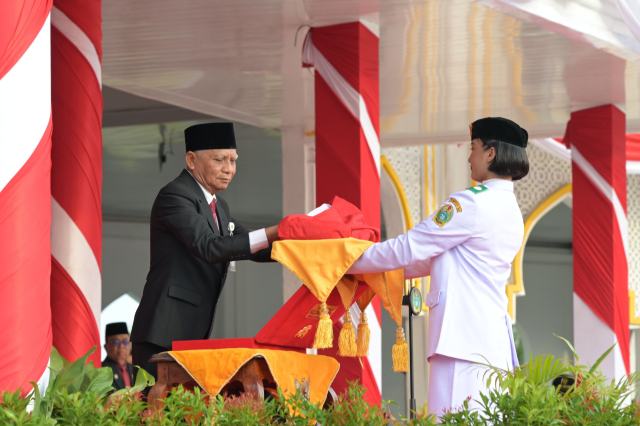 Wakil Gubernur (Wagub) Sumatera Utara (Sumut) Surya menjadi pembina Upacara Penurunan Bendera Merah Putih di Lapangan Astaka Dispora Sumut, Jalan William Iskandar, Deliserdang, Minggu (17/8/2025). Foto/Diskominfo Sumut