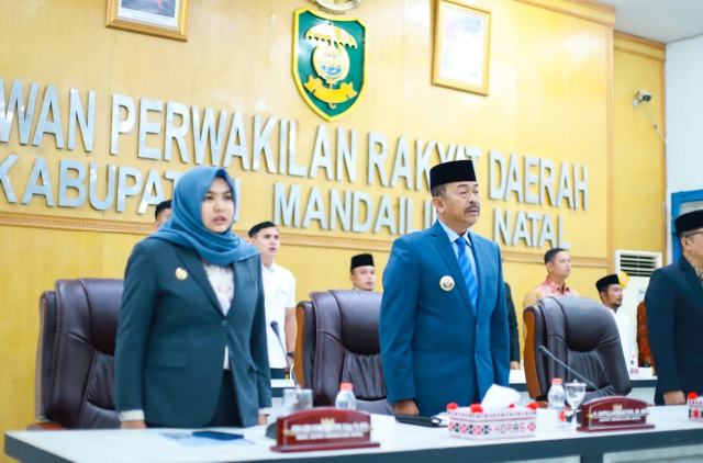 Bupati Madina H Saipullah Nasution dan wakil bupati Atika Azmi Utammi Nasution di gedung DPRD.
