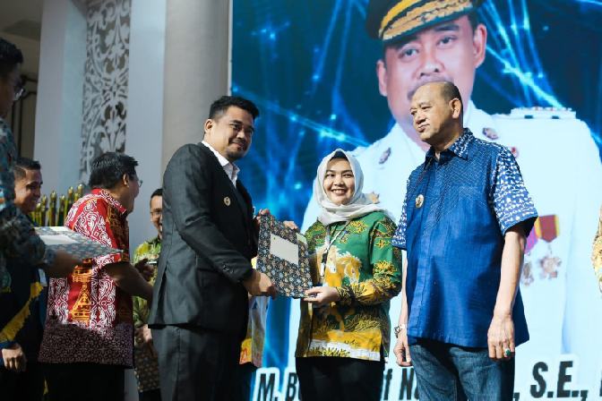 Gubernur Sumut serahkan DBH kepada Wakil Bupati Madina.