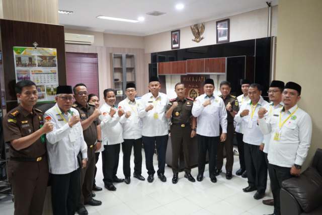 Kepala Kantor Wilayah Kementerian Agama Provinsi Sumatera Utara H Ahmad Qosbi didampingi Plt Kepala Bagian Tata Usaha Muksin Batubara, para Kepala Bidang dan Pembimas berkunjung ke Kantor Kejaksaan Tinggi Medan, Senin (11/8/2025). Foto/medandaily.com/ist