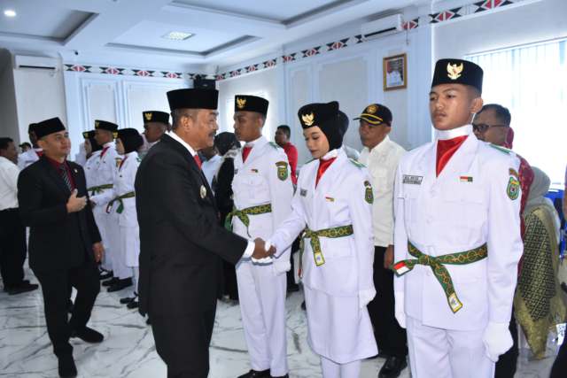 Bupati Madina H Saipullah Nasution bersama anggota paskibra.
