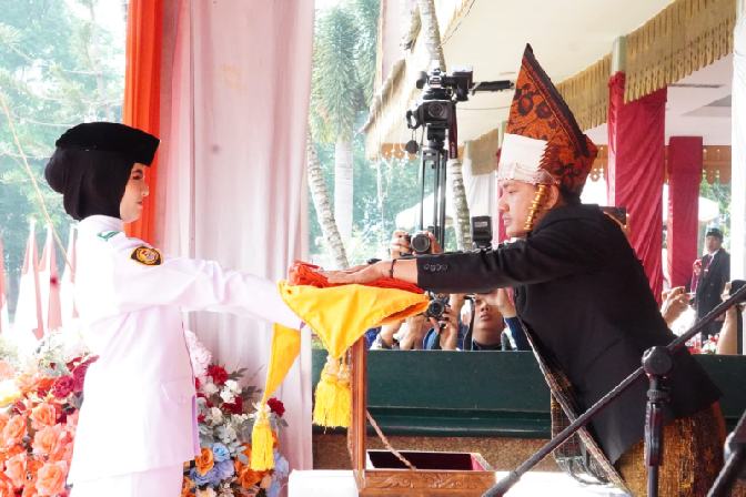 Wali Kota Tebingtinggi Iman Irdian Saragih memimpin upacara kemerdekaan Indonesia.