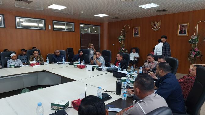Komisi IV DPRD Medan saat menggelar RDP bersama Dinas Perhubungan Kota Medan, Satlantas Polrestabes, Satpol PP, Dinas Perkimtaru dan OPD lainnya yang juga dihadiri sejumlah warga sekitar di Jl Pukat II.