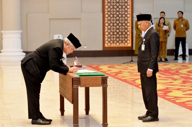 Wakil Gubernur Sumatera Utara (Sumut) Surya melantik dan melakukan pengambilan sumpah Jabatan Pimpinan Tinggi Pratama dan Administrator pada lingkungan Pemerintah Provinsi Sumut di Aula Raja Inal Siregar Lantai 2 Kantor Gubernur Sumut Jalan Diponegoro Kota Medan, Senin (8/9/2025). Foto/Diskominfo Sumut 