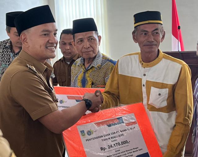 Wali Kota Tebingtinggi Iman Irdian Saragih menyerahkan dana tanggung jawab sosial perusahaan Bank Sumut di Balai Kota Tebingtinggi, Selasa (9/9/2025) pagi.