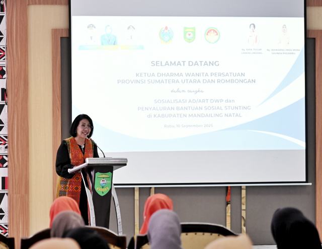 Ketua Dharma Wanita Persatuan (DWP) Provinsi Sumatera Utara (Sumut) Dita Togap Simangunsong melakukan Kunjungan Kerja, Sosialisasi AD/ART dan Pemberian Bantuan Sosial Pencegahan Stunting di Aula Kantor Bupati Kabupaten Mandailing Natal, Rabu (10/9/2025). Foto/Diskominfo Sumut 