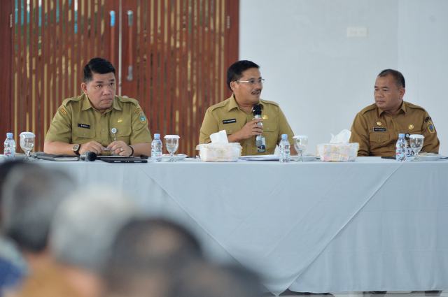 Sekretaris Daerah (Sekda) Provinsi Sumatera Utara (Sumut) Togap Simangunsong memimpin Rapat Percepatan Realisasi Anggaran Tahun 2025 dan Percepatan Penangan Laju Inflasi Tahun 2025 di Gedung Bina Graha Bappelitbang Sumut Jalan Diponegoro Kota Medan, Senin (8/9/2025). Rapat tersebut dihadiri oleh Sekda Kabupaten/Kota se-Sumut. Foto/Diskominfo Sumut 