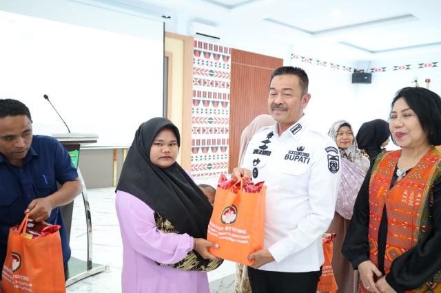 Bupati Madina H Saipullah Nasution memberikan bantuan secara simbolis.