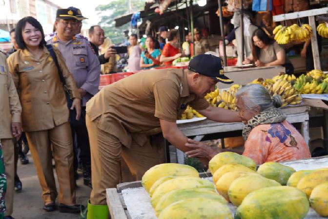 Wali Kota Tebingtinggi Iman Irdian Saragih meninjau Pasar Inpres, Kelurahan Badak Bejuang, Selasa (16/9/2025).