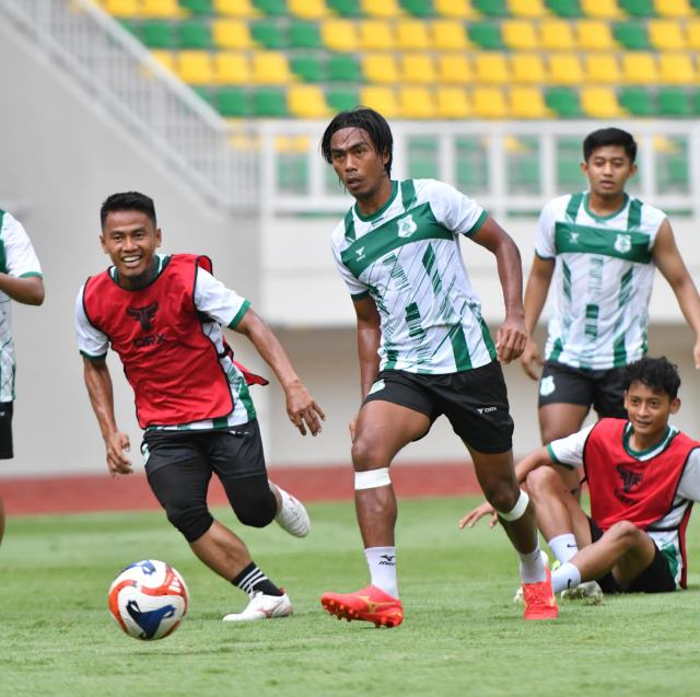 Pemain PSMS mematangkan latihan jelang pertandingan melawan Adhyaksa FC, di Banten International Stadium, Sabtu (18/10/2025).