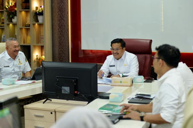 Sekretaris Daerah Provinsi Sumatera Utara (Sumut) Togap Simangunsong menghadiri Entry Meeting Gabungan Pemeriksaan Tematik Ketahanan Pangan Nasional yang diselenggarakan oleh Badan Pemeriksa Keuangan (BPK) RI secara daring melalui aplikasi Zoom meeting di Ruang Smart Province Lantai 6 Kantor Gubernur Sumut Jalan Diponegoro Kota Medan, Rabu (22/10/2025). Foto/Diskominfo Sumut