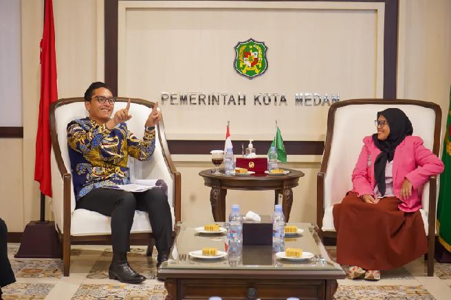 Rico Waas berbincang akrab dengan Ketua FPJI Sumut, Khairunnisa Lubis saat menerima audiensi Forum Perempuan Jurnalis Indonesia (FPJI) Sumut, Kamis (16/10/2025) di Ruang Khusus Wali Kota.