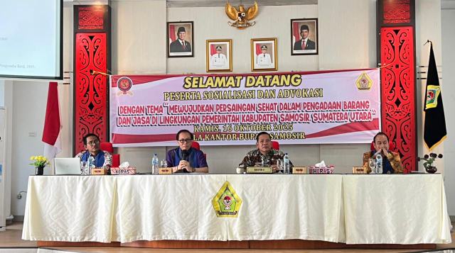 Komisi Pengawas Persaingan Usaha (KPPU) Republik Indonesia melalui Komisioner Goprera Panggabean, didampingi Kepala Kantor Wilayah I KPPU Ridho Pamungkas dan Penasehat KPPU Benny Pasaribu, melaksanakan kegiatan Sosialisasi dan Advokasi bertema “Mewujudkan Persaingan Sehat dalam Pengadaan Barang dan Jasa di Lingkungan Pemerintah Kabupaten Samosir” di Aula Kantor Bupati Samosir, Kamis (16/10/2025).