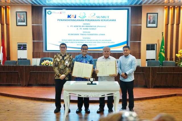 Kepala Kejaksaan Tinggi Sumatera Utara, Harli Siregar didampingi Asisten Perdata dan Tata Usaha Negara Datuk Rosihan Anwar bersama Direktur Bisnis dan Syariah Bank Sumut, Syafrizalsyah bersama Direktur Kepatuhan, Eksir melakukan penandatanganan perjanjian kerja sama, Kamis (23/10/2025) di Gedung Kejatisu, Medan.