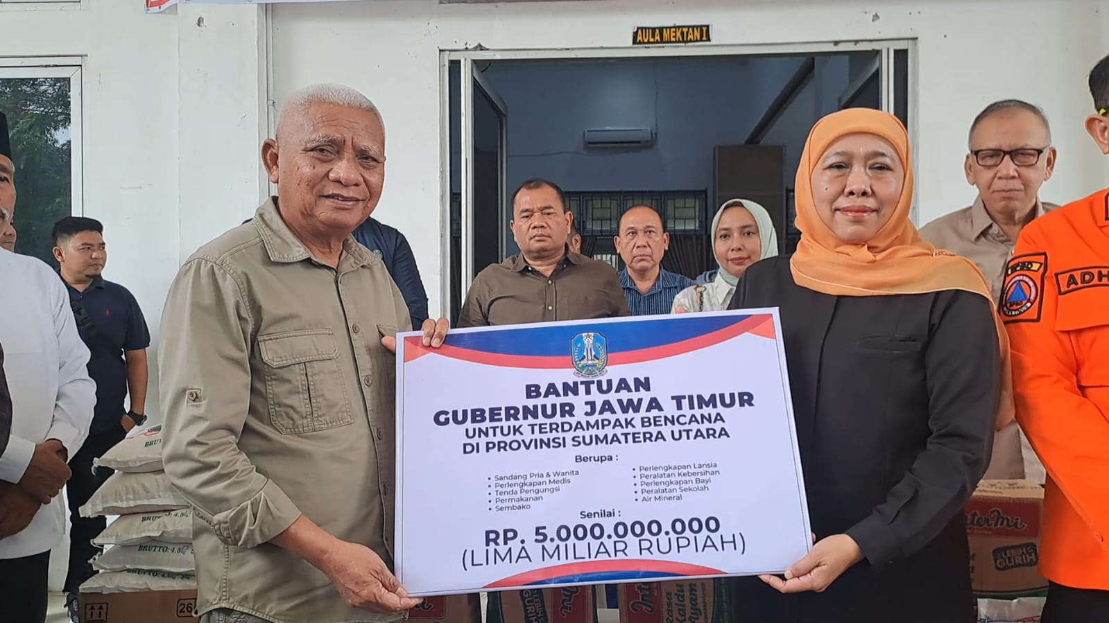 IMG-20251130-WA0040 Wagub Sumut Surya menerima bantuan materil dari Gubernur Jawa Timur Khofifah senilai Rp5 miliar untuk korban bencana. (Ist)