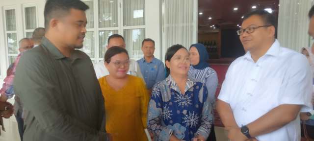 Gubernur Sumut Bobby Nasution (kiri) setelah memediasikan ASN Viral Farida Purba (tengah) dan Bupati Deli Serdang Asri Ludin Tambunan (kanan) di Aula Tengku Rizal Nurdin, Minggu (2/11/2025). Foto/medandaily.com