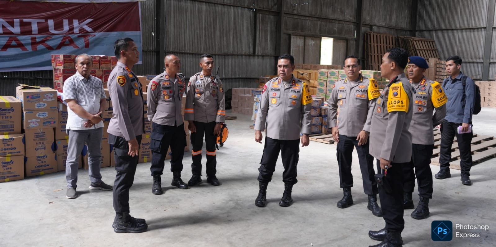 IMG-20251201-WA0029 Kapolda Sumut Irjen Pol Whisnu Februanto kroscek bantuan logistik di Silangit. (Ist)