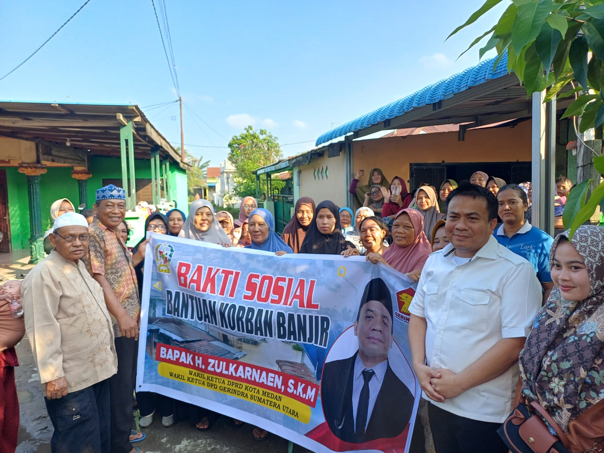 Zulkarnaen serahkan bantuan sosial untuk warga terdampak banjir. (Ist)