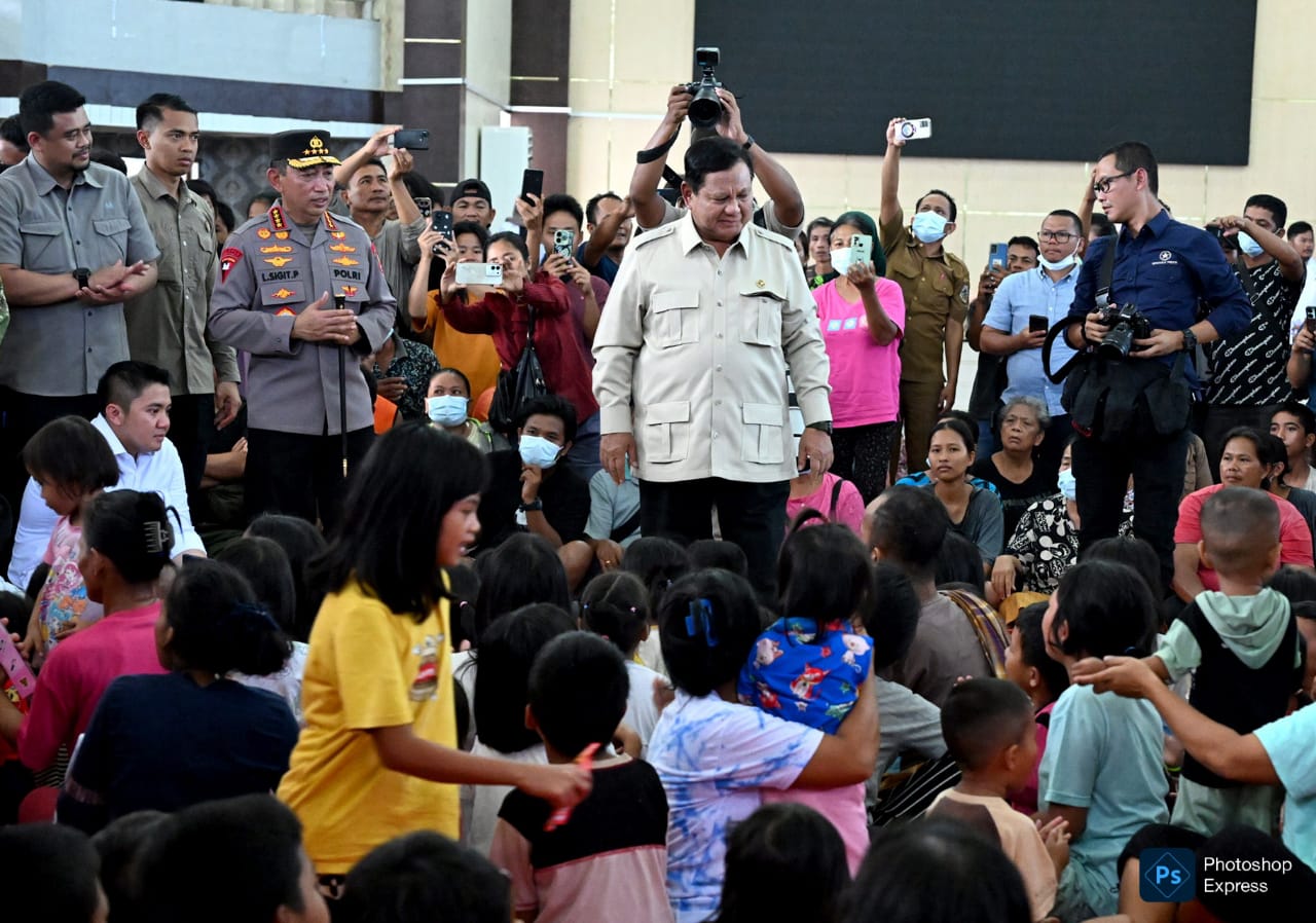 IMG-20251201-WA0043 Prabowo Subianto berdialog dengan korban banjir dan longsor di Tapanuli Tengah. (Kominfo Sumut Dok)