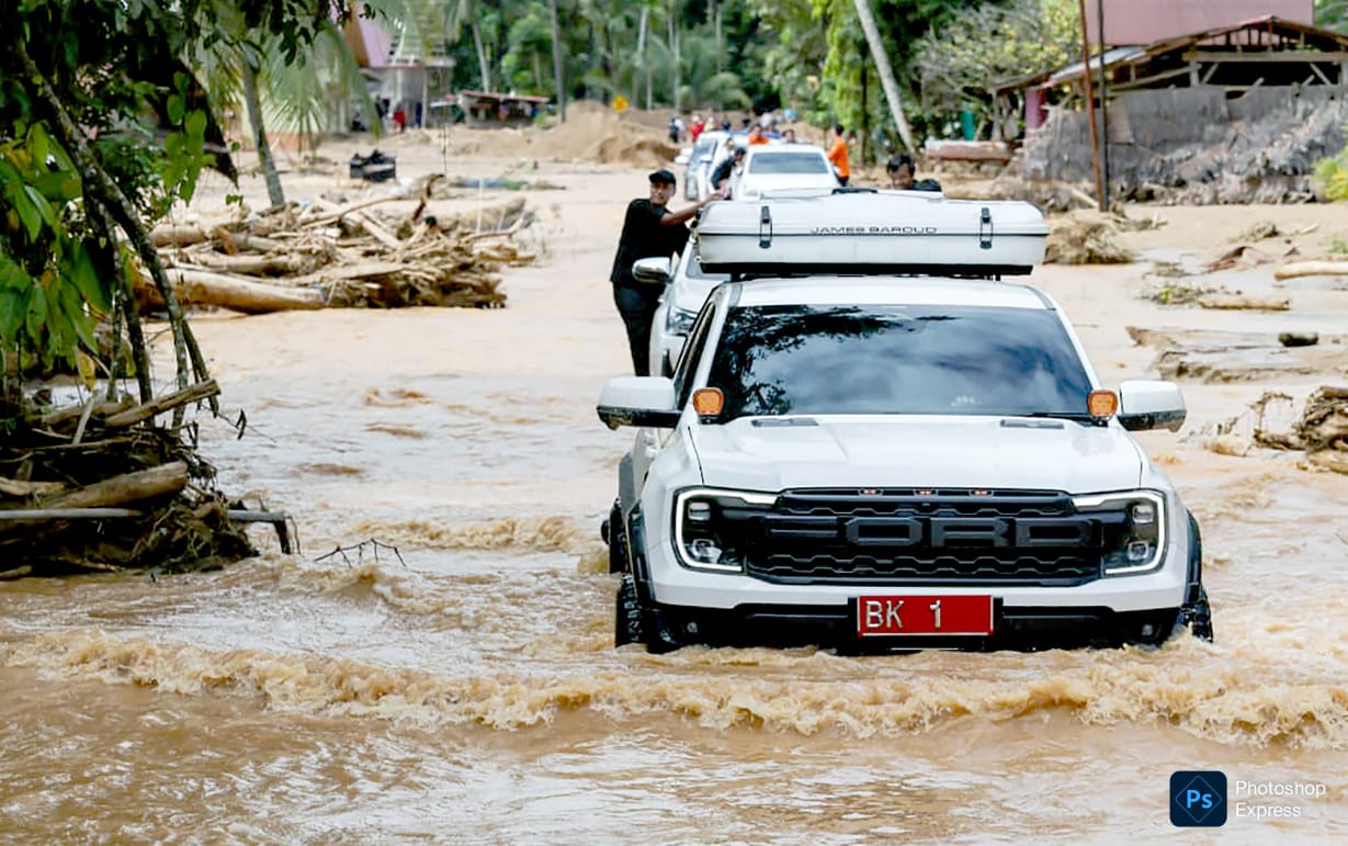 IMG-20251202-WA0022 Bobby Nasution menerobos medan banjir di Tukka, Tapanuli Tengah. (Kominfo Sumut Dok)