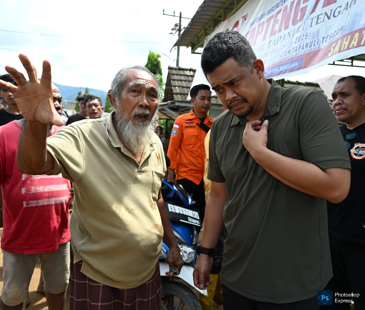 IMG-20251202-WA0023 Bobby Nasution mendengarkan keluhan warga di Desa Tukka, Tapteng. (Kominfo Sumut Dok)