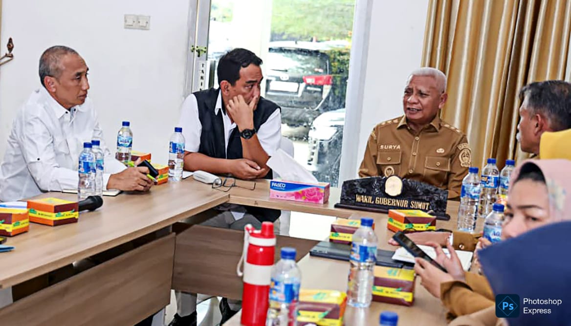 Wakil Gubernur Sumut, Surya mengadakan pertemuan dengan Bulog pastikan stok beras aman pasca bencana banjir longsor di Sumut. (Kominfo Sumut Dok)
