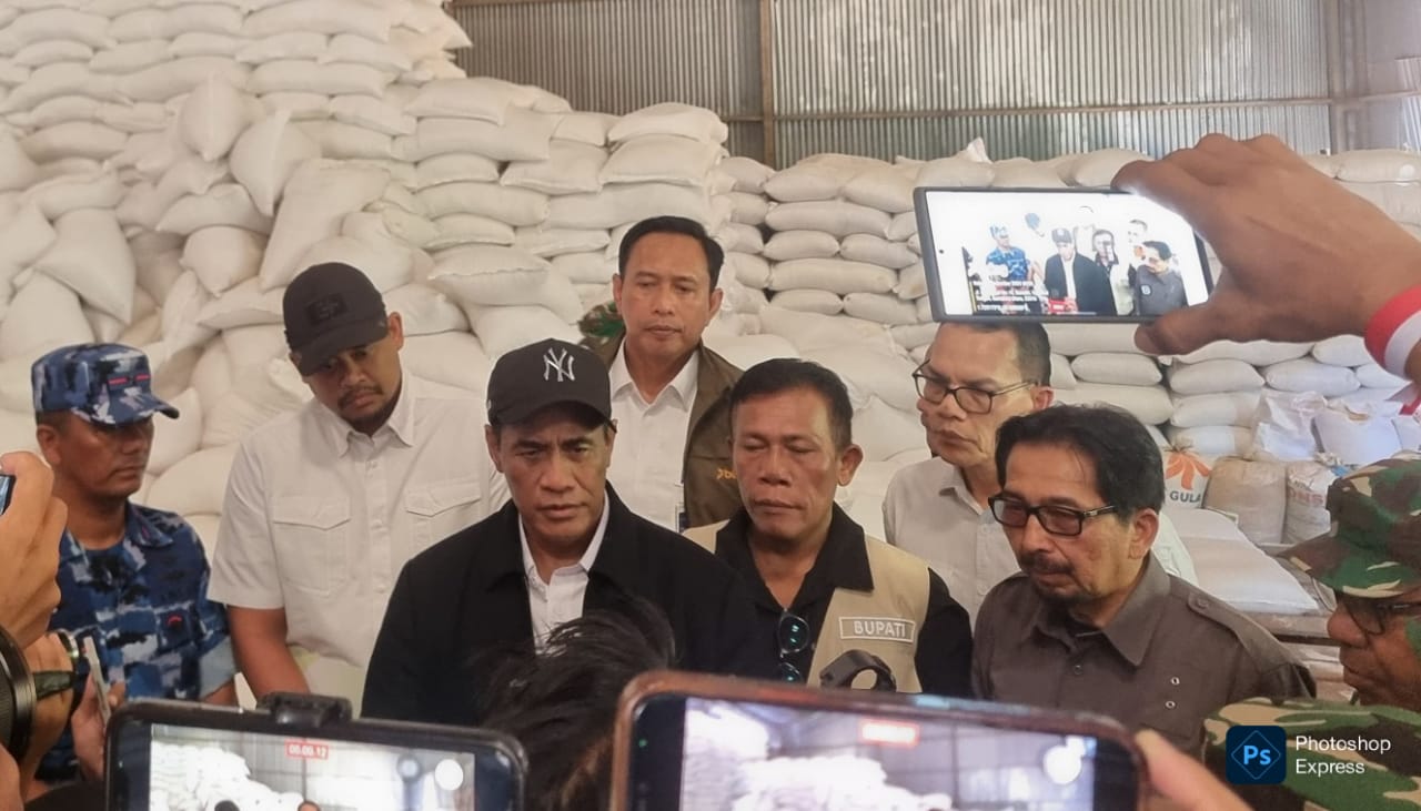 IMG-20251203-WA0027 Mentan Andi Arman bersama Gubernur Sumut Bobby Nasution tinjau stok beras. (Kominfo Sumut Dok)