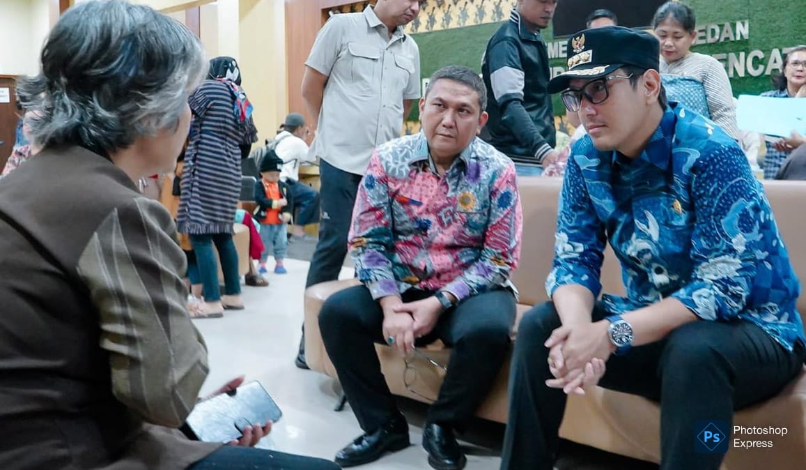 IMG-20251204-WA0055 Rico Waas berbincang dengan salah seorang ibu rumah tangga yang mengurus kelengkapan administrasi pascabanjir di Kota Medan. (Kominfo Medan Dok)