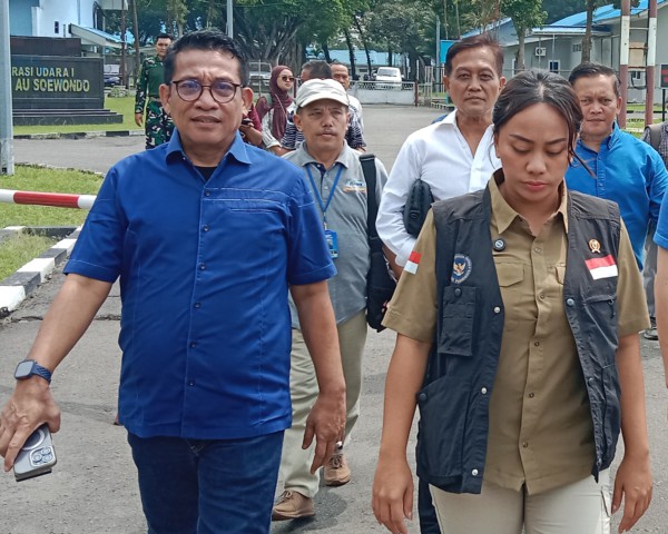 Teks : Anggota DPRD Medan Edwin Sugesti Nasution bersama Utusan Khusus Presiden Bidang Pariwisata, Zita Anjani saat di Lanud Suwondo untuk menyerahkan bantuan terdampak banjir di Sibolga dan Tapanuli Tengah. (Amsal)