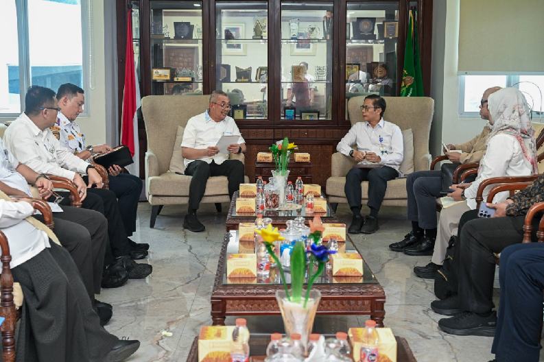 Pj. Sekdaprov Sumut, Sulaiman Harahap menerima kunjungan Tim Koordinator Strategis Proyek Mastrans di Ruang Kerja Sekdaprov Sumut, lantai 9 Kantor Gubernur Sumut, Jalan Diponegoro No. 30, Medan, Rabu (10/6/2026). Foto/Diskominfo Sumut 