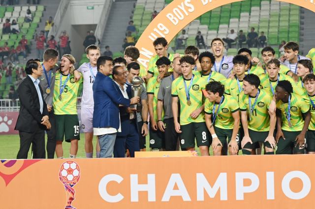 Gubernur Sumatera Utara (Sumut) Muhammad Bobby Afif Nasution menyerahkan Piala AFF U-19 2026 kepada Timnas Autralia setelah mengalahkan Thailand dengan skor 2-0 di Stadion Utama Sumatera Utara, Jalan Sena Deliserdang, Sabtu (13/6/2026) malam. Foto/Diskominfo Sumut 