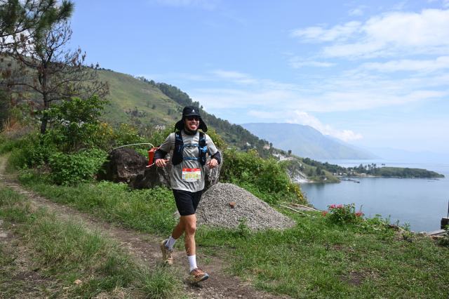 Pelari Trail Of The King Ultra Trail de Mount Blanc (UTMB) 2026 melintas dengan pemandanga indah di daerah Pangururan, Samosir, Sabtu (13/6/2026). Foto/Diskominfo Sumut 