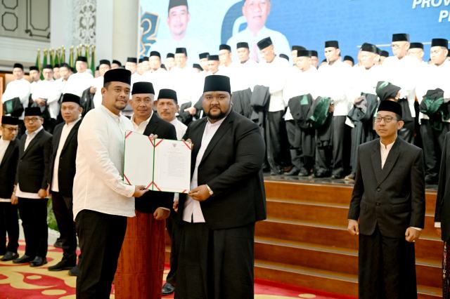 20260615_120158_resize_63 Gubernur Sumatera Utara (Sumut) Muhammad Bobby Afif Nasution didampingi Penjabat Sekretaris Daerah Provinsi (Sekdaprov) Sumut Sulaiman Harahap mengukuhkan Pengurus Lembaga Pengembangan Tilawatil Quran (LPTQ) Provinsi Sumut periode 2026-2030 serta melantik Dewan Pengawas dan Dewan Hakim MTQ ke-40 Provinsi Sumut di Aula Raja Inal Siregar, Kantor Gubernur Sumut, Jalan Diponegoro Nomor 30 Medan, Minggu (14/6/2026). Foto/Diskominfo Sumut