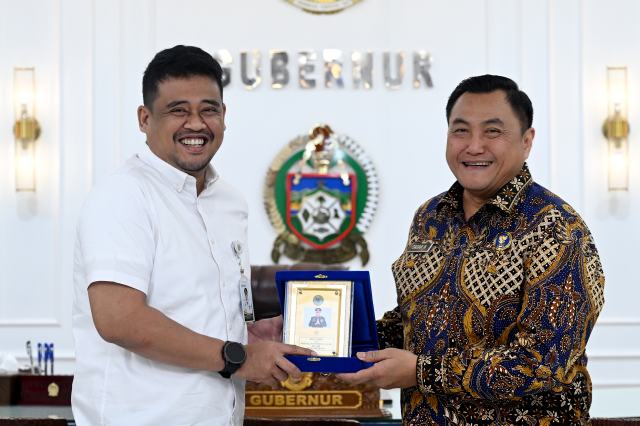 Gubernur Sumatera Utara (Sumut) Muhammad Bobby Afif Nasution menerima kunjungan Kepala Badan Narkotika (BNN) Provinsi Sumut Brigjen Pol Tatar Nugroho beserta jajaran di ruang kerja Gubernur, lantai 10 Kantor Gubernur Sumut, Jalan Diponegoro nomor 30, Medan, baru-baru ini. Foto/Diskominfo Sumut 