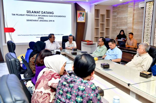 20260624_140854_resize_60 Sekretaris Dinas Komunikasi dan Informatika Provinsi Sumatera Utara (Sumut) didampingi Kepala Bidang Informasi dan Komunikasi Publik (IKP) Porman Mahulae saat menerima kunjungan tim Pengelola Informasi dan Dokumentasi (PPID) Sekretariat Jenderal Dewan Perwakilan Rakyat Republik Indonesia di Aula Transparansi, Kantor Dinas Komunikasi dan Informatika Sumut, Jalan HM Said, Medan, Selasa (23/6/2026). Fotol Dinas Kominfo Sumut