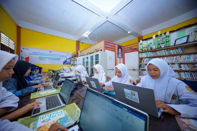 IMG-20260620-WA0002_resize_49 Antusiasme peserta didik Sekolah MTs Muhammadiyah 19 Tanjung Pura saat melakukan praktik Desain Grafis.